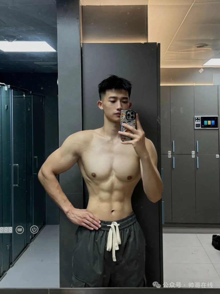 21 岁 185CM 双开门肌肉帅哥,元气小狼狗私教堪比体育生! 21 岁 185CM 双开门肌肉帅哥,元气小狼狗私教堪比体育生!