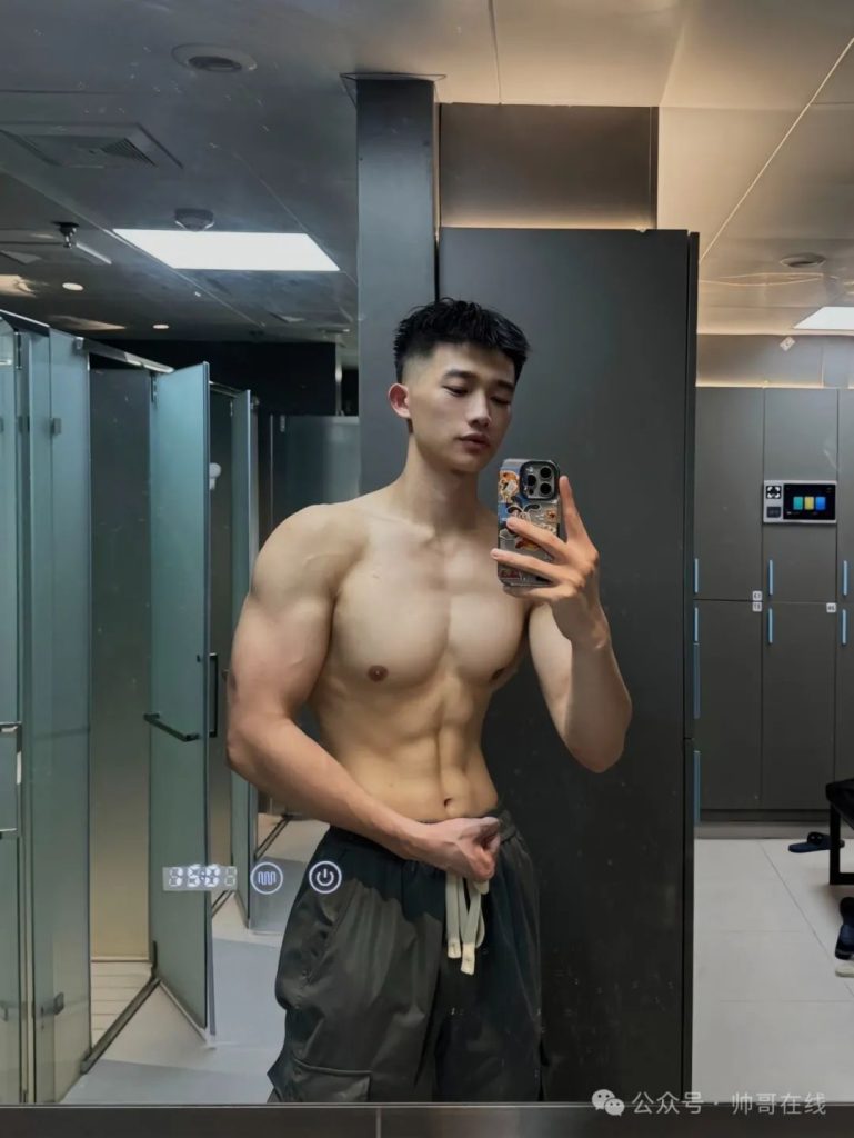 21 岁 185CM 双开门肌肉帅哥,元气小狼狗私教堪比体育生! 21 岁 185CM 双开门肌肉帅哥,元气小狼狗私教堪比体育生!