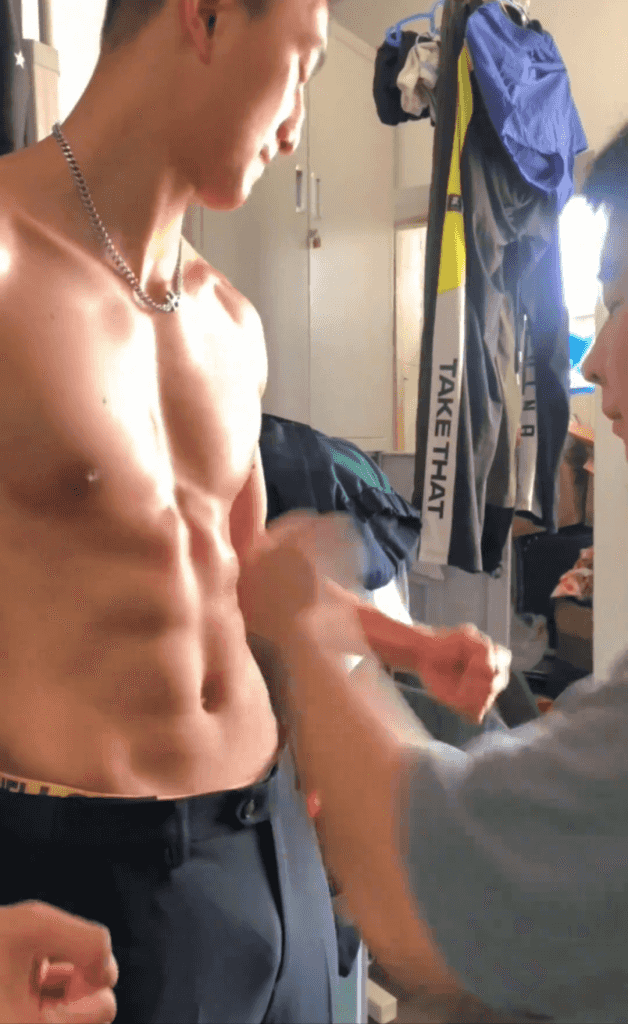 被一群学生摸腹肌!190CM 山西体育生不仅大方还爱被虐! 被一群学生摸腹肌!190CM 山西体育生不仅大方还爱被虐!