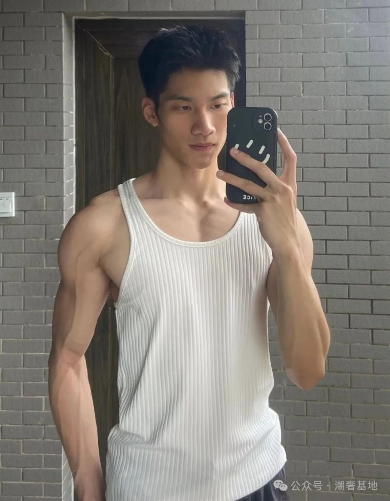 184CM 肌肉大直男，粗壮手臂 AI 都弄不了那么帅！
