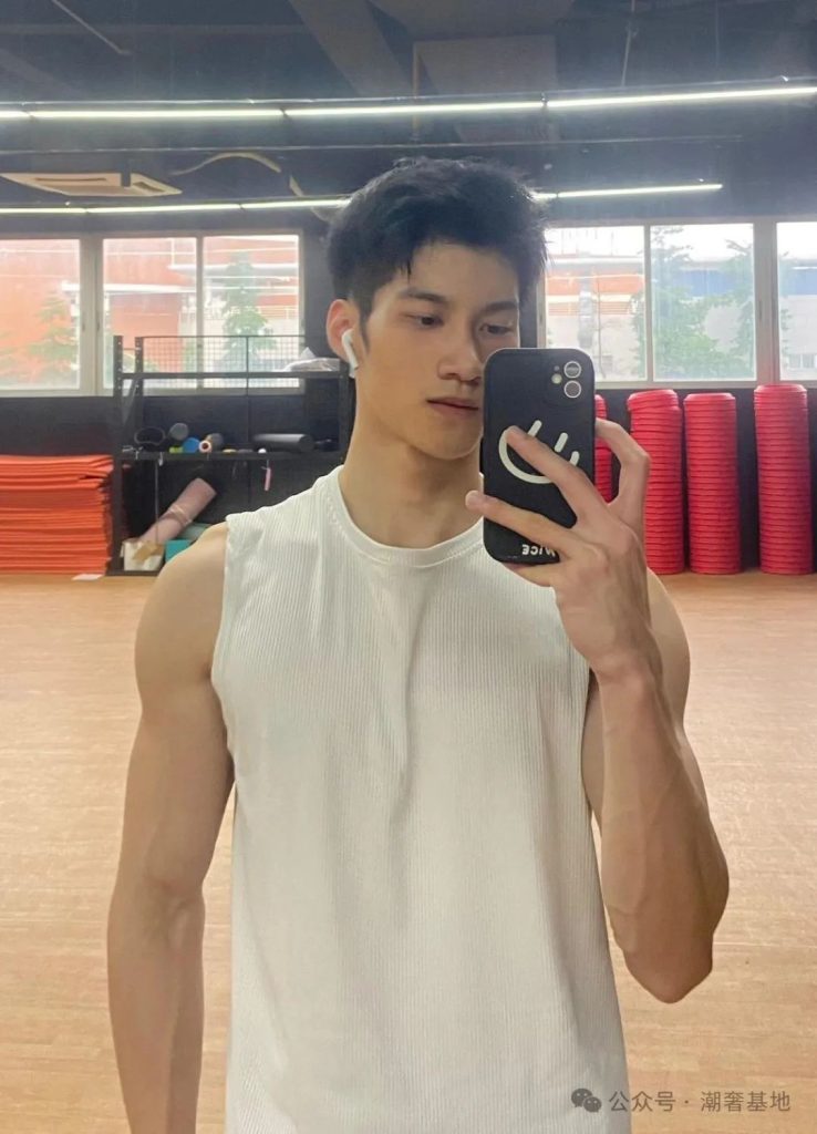 184CM 肌肉大直男，粗壮手臂 AI 都弄不了那么帅！