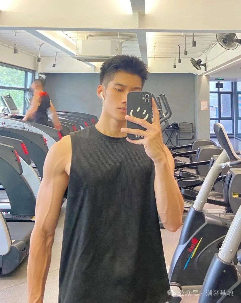 184CM 肌肉大直男，粗壮手臂 AI 都弄不了那么帅！