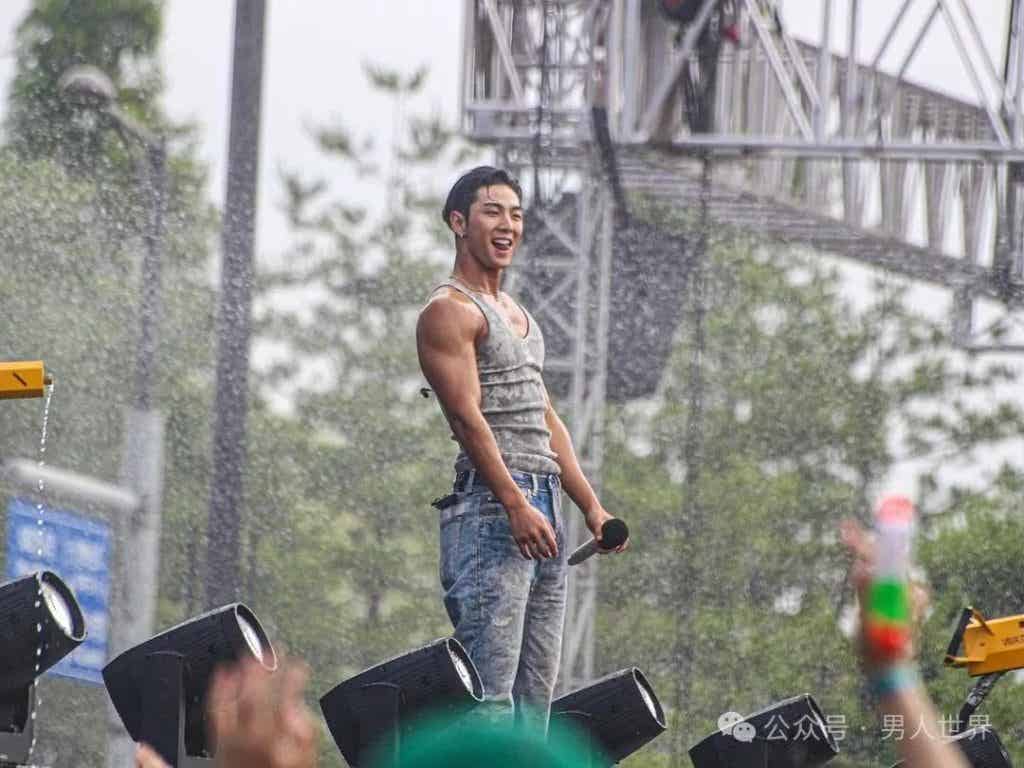 28 岁姜东昊脱衣现场