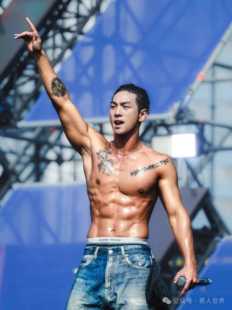 28 岁姜东昊脱衣现场