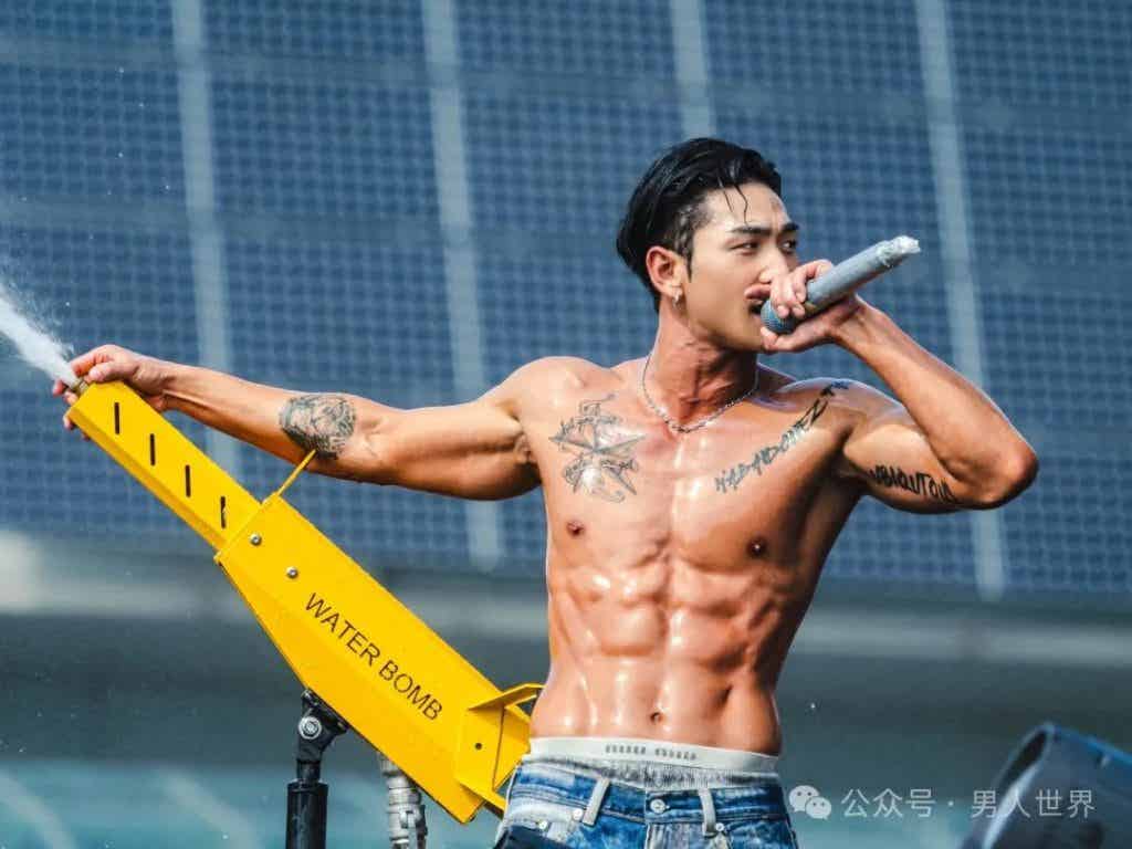 28 岁姜东昊脱衣现场