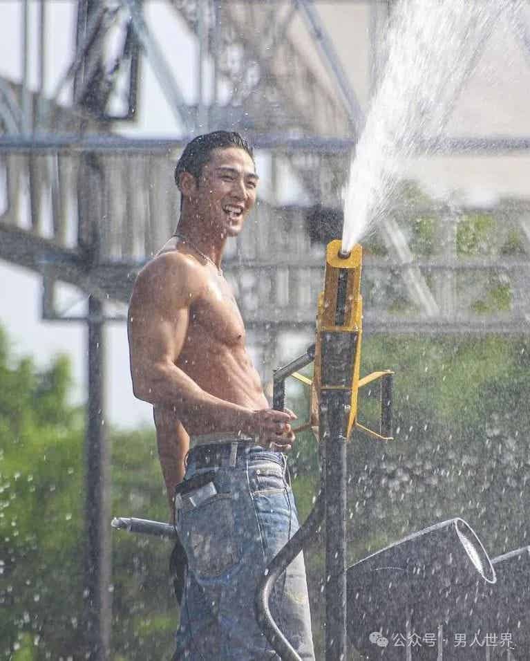 28 岁姜东昊脱衣现场