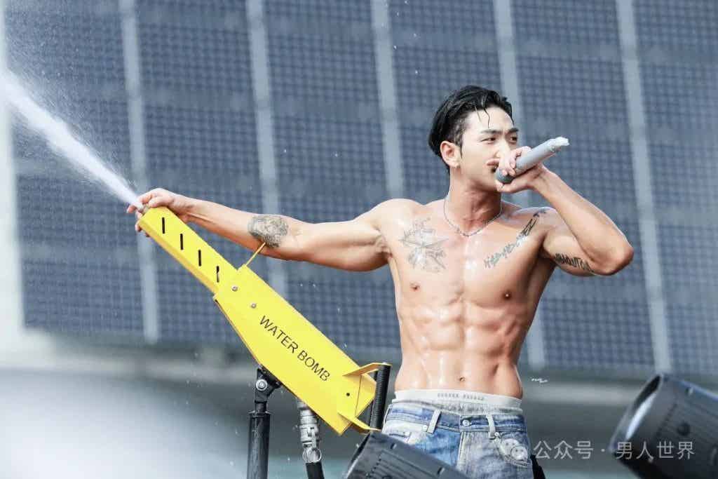 28 岁姜东昊脱衣现场