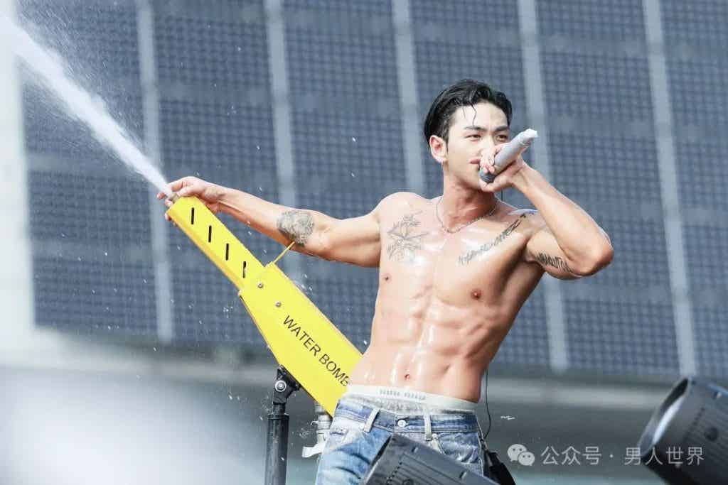 28 岁姜东昊脱衣现场