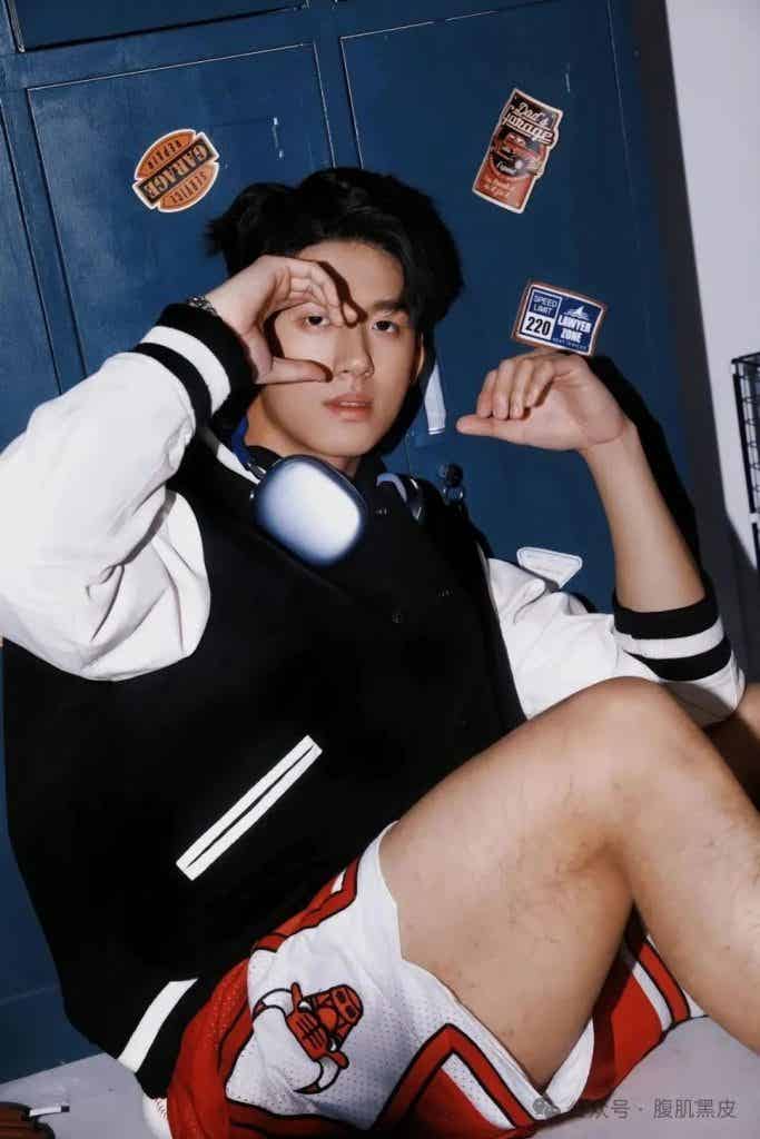 00 后黑皮体育生天菜，腹肌撩起硬邦邦