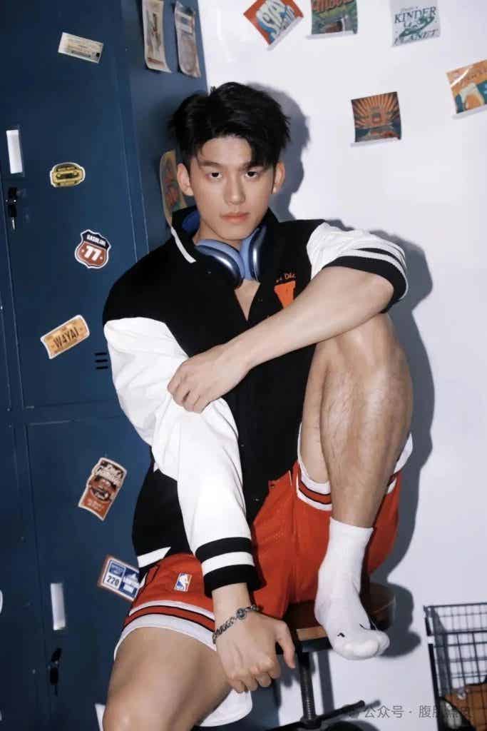 00 后黑皮体育生天菜，腹肌撩起硬邦邦