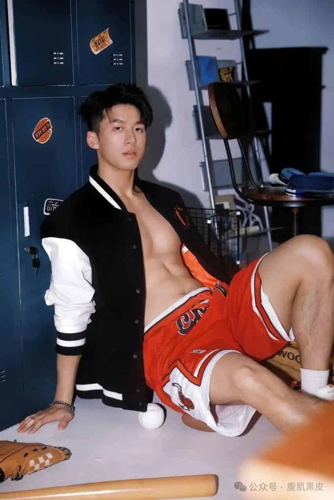 00 后黑皮体育生天菜，腹肌撩起硬邦邦