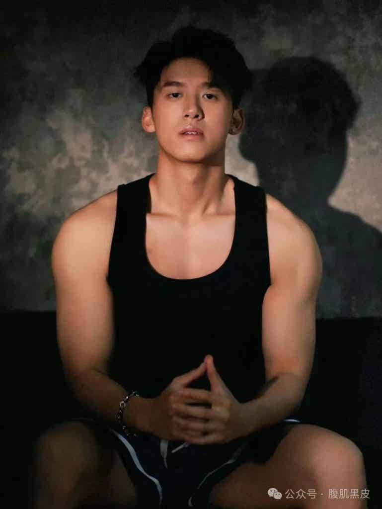 00 后黑皮体育生天菜，腹肌撩起硬邦邦