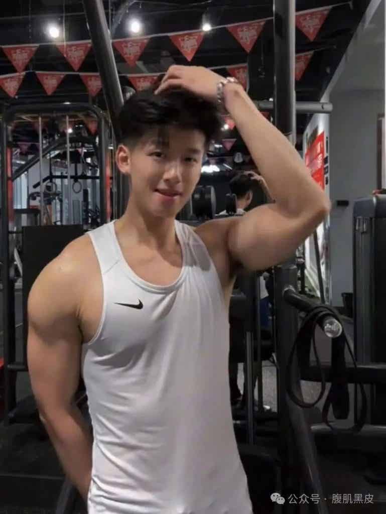 00 后黑皮体育生天菜，腹肌撩起硬邦邦