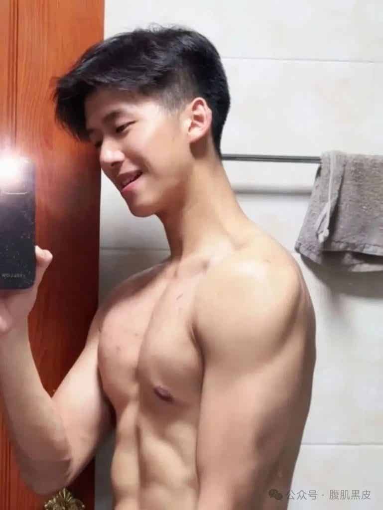 00 后黑皮体育生天菜，腹肌撩起硬邦邦