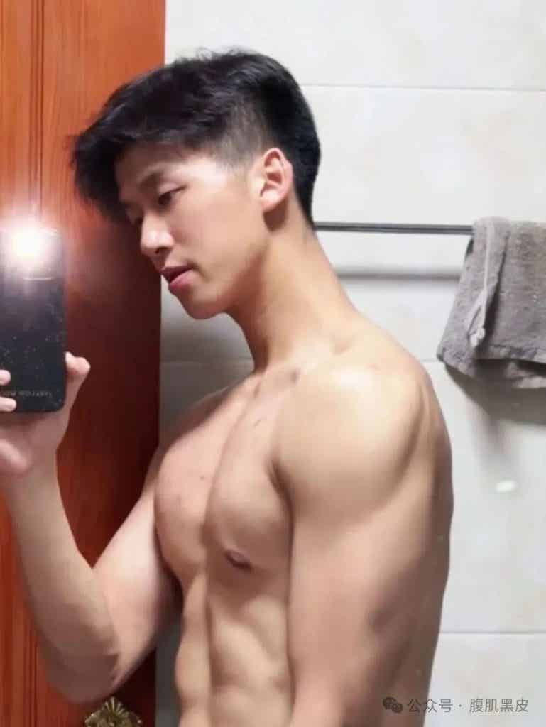 00 后黑皮体育生天菜，腹肌撩起硬邦邦