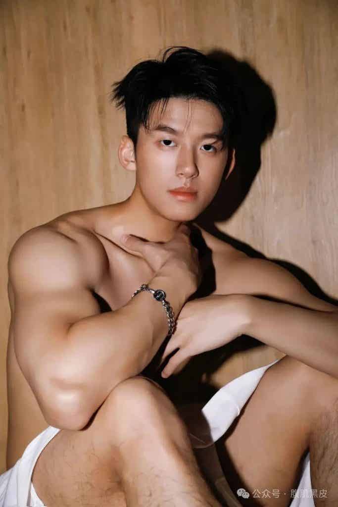 00 后黑皮体育生天菜，腹肌撩起硬邦邦