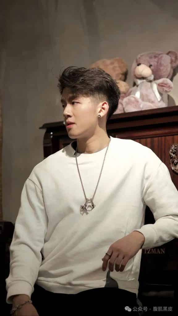 00 后黑皮体育生天菜，腹肌撩起硬邦邦