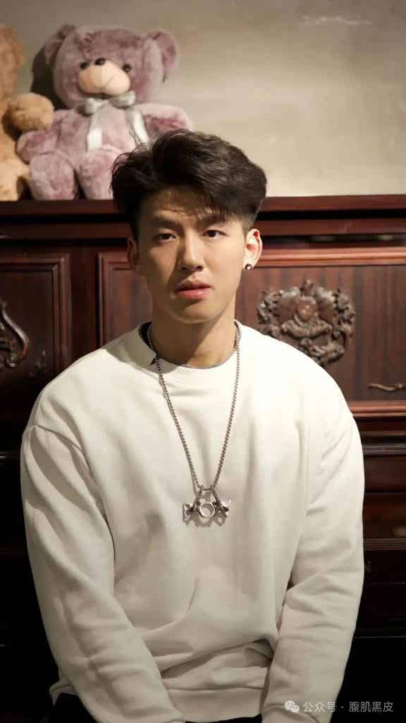 00 后黑皮体育生天菜，腹肌撩起硬邦邦