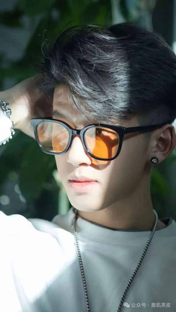 00 后黑皮体育生天菜，腹肌撩起硬邦邦