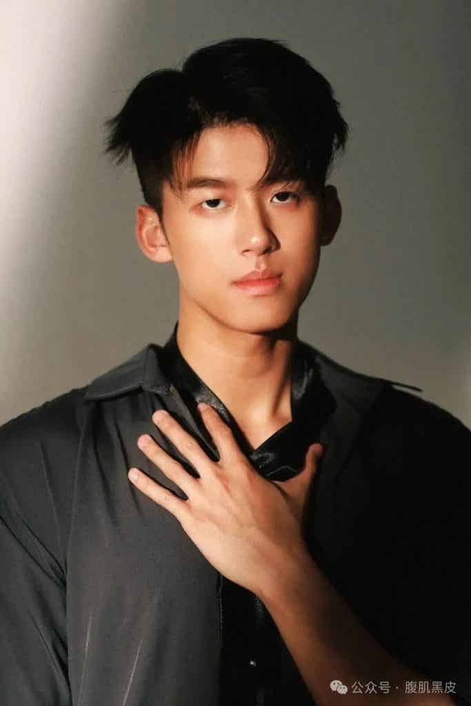 00 后黑皮体育生天菜，腹肌撩起硬邦邦