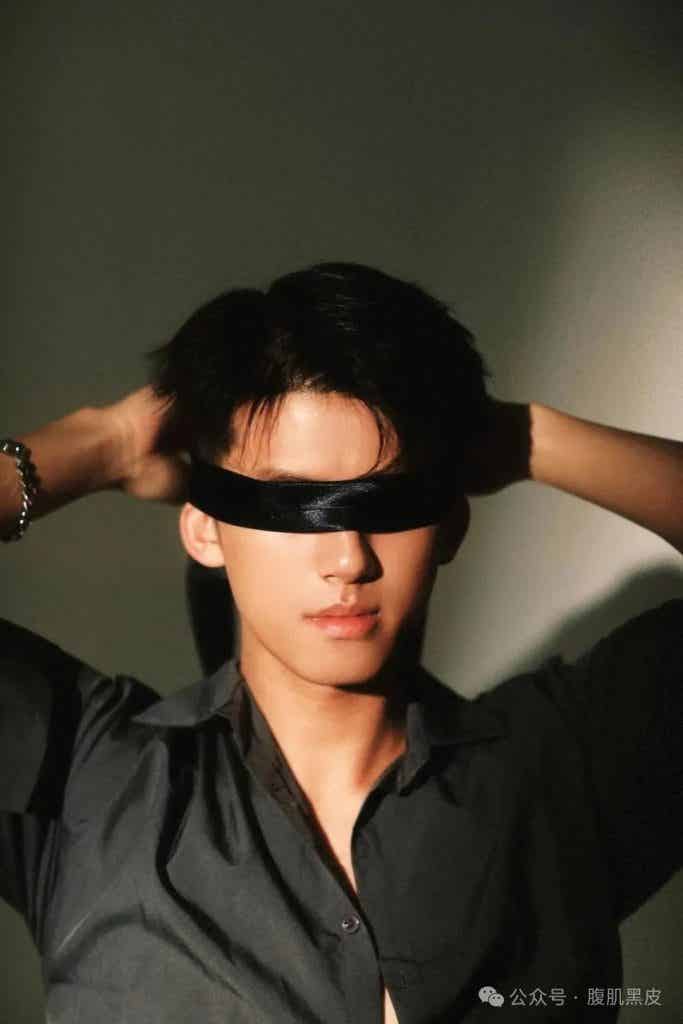 00 后黑皮体育生天菜，腹肌撩起硬邦邦