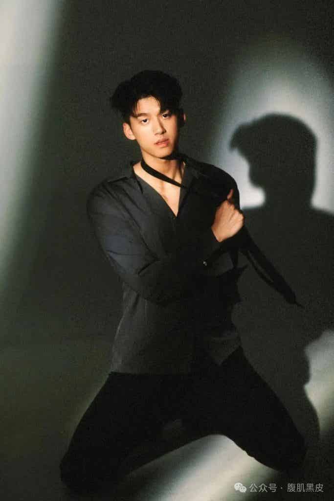 00 后黑皮体育生天菜，腹肌撩起硬邦邦