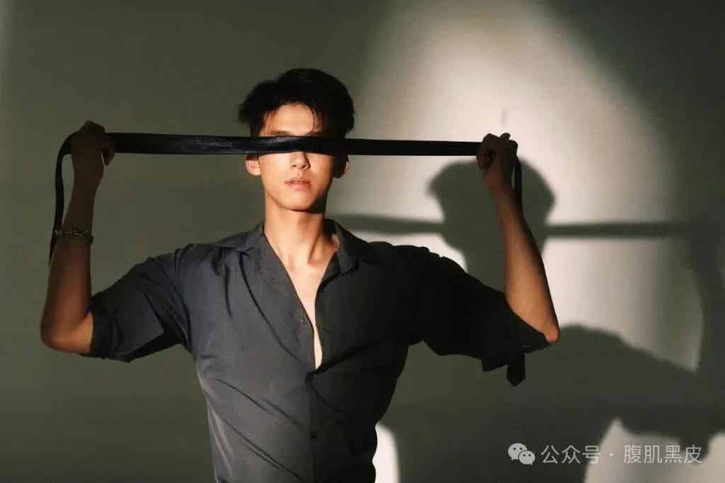 00 后黑皮体育生天菜，腹肌撩起硬邦邦