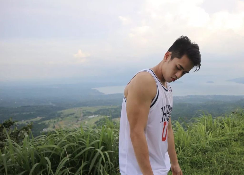 校篮球队体育生长太帅!高中就做男模赚钱了 校篮球队体育生长太帅!高中就做男模赚钱了