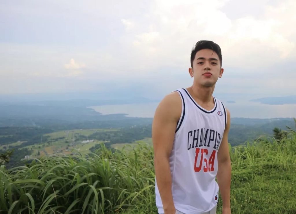 校篮球队体育生长太帅!高中就做男模赚钱了 校篮球队体育生长太帅!高中就做男模赚钱了