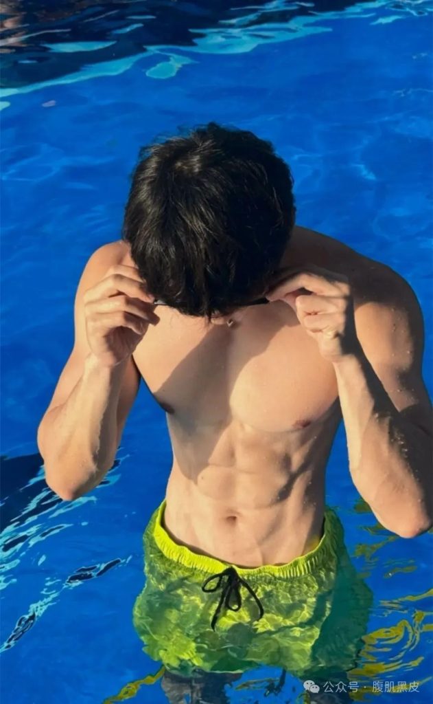 双开门白皮肌肉游泳教练小哥哥！！