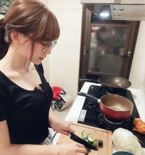 劲爆！台版“三上悠亚”私照曝光，这是不付费就能看的？