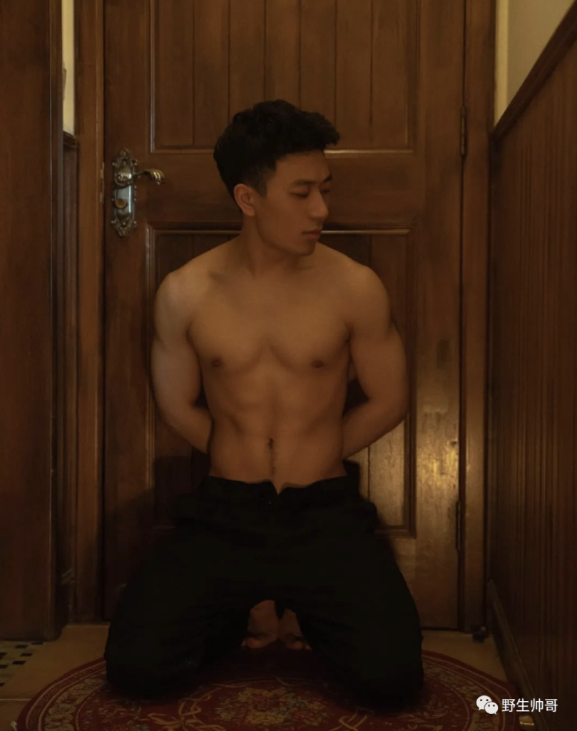 荷尔蒙满满的，肌肉帅哥体育生