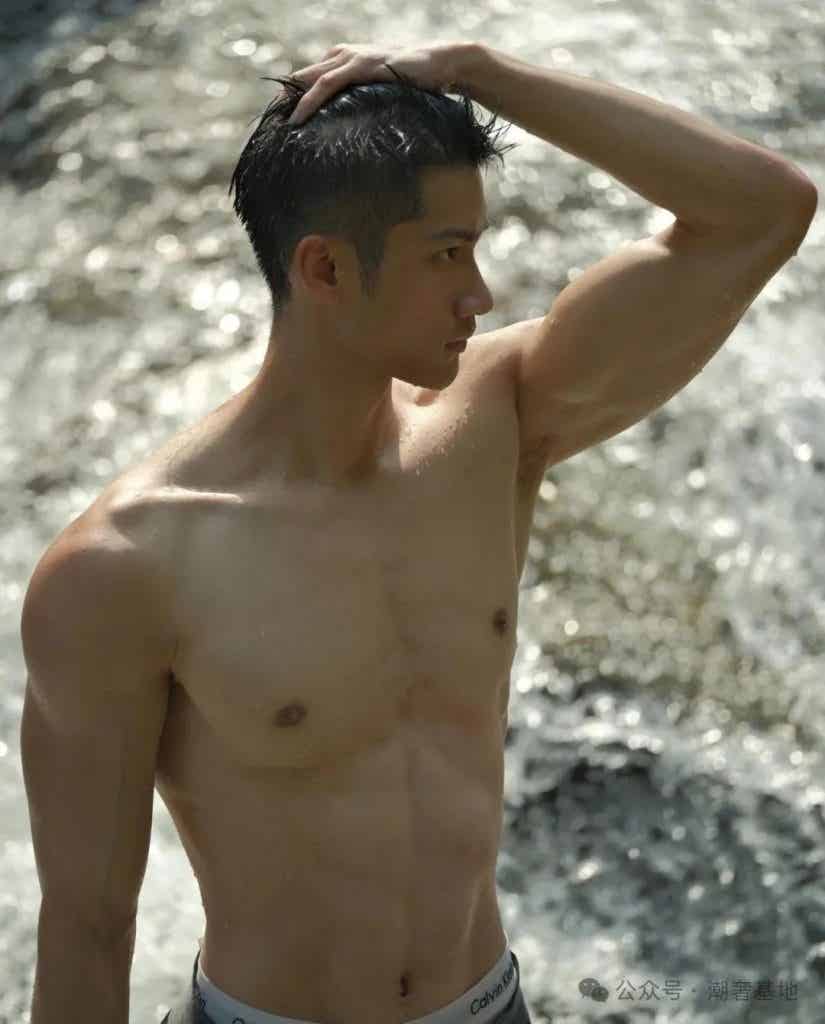 184CM 肌肉大直男，粗壮手臂 AI 都弄不了那么帅！