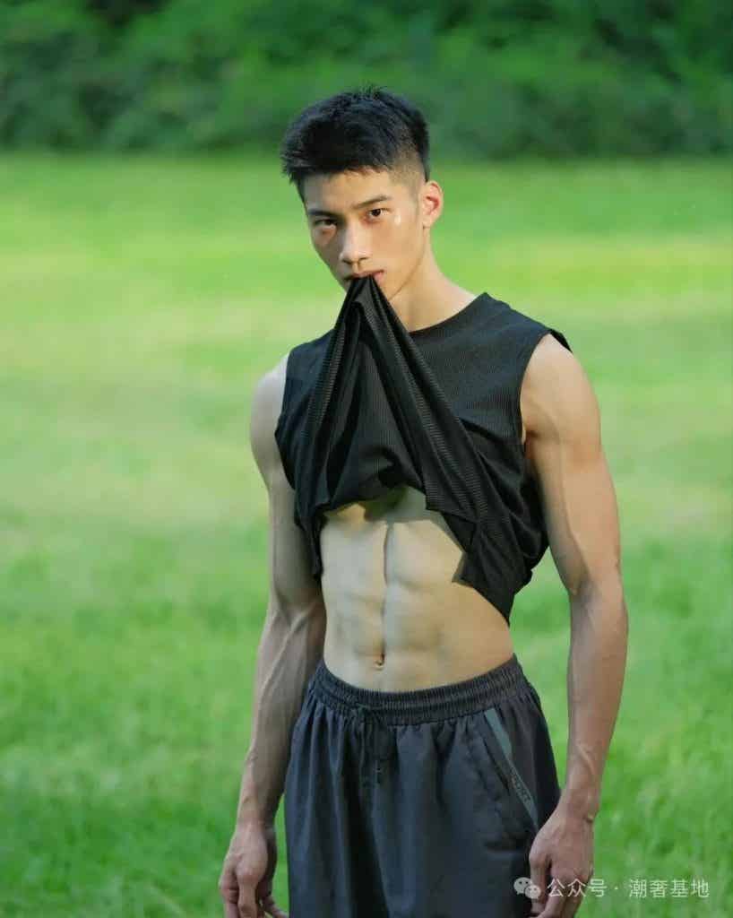 184CM 肌肉大直男，粗壮手臂 AI 都弄不了那么帅！