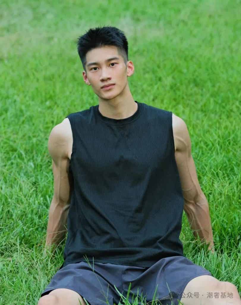 184CM 肌肉大直男，粗壮手臂 AI 都弄不了那么帅！