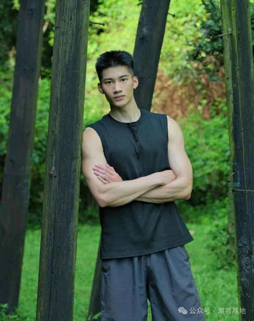 184CM 肌肉大直男，粗壮手臂 AI 都弄不了那么帅！