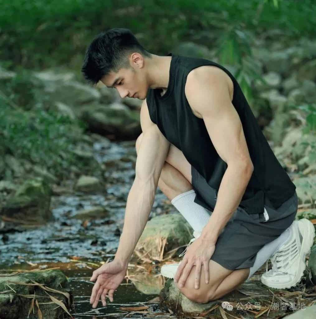 184CM 肌肉大直男，粗壮手臂 AI 都弄不了那么帅！