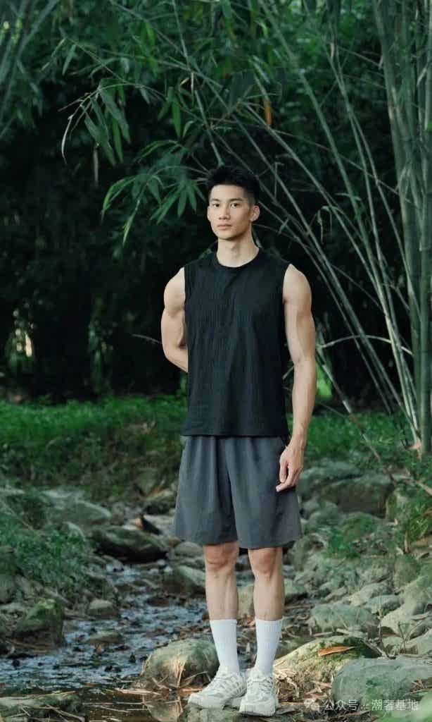 184CM 肌肉大直男，粗壮手臂 AI 都弄不了那么帅！