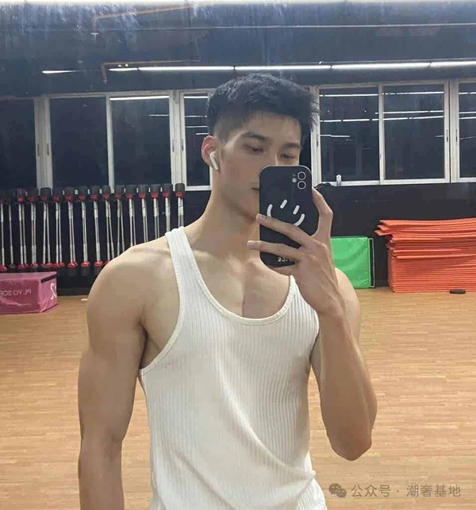 184CM 肌肉大直男，粗壮手臂 AI 都弄不了那么帅！