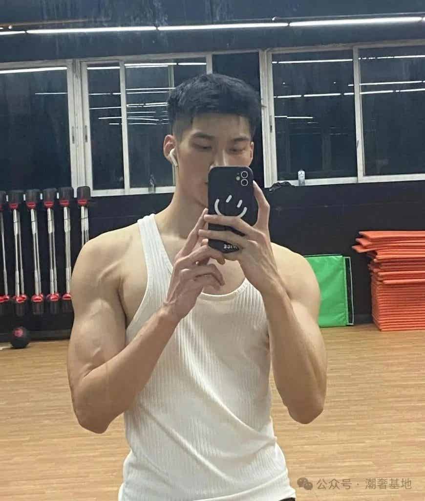 184CM 肌肉大直男，粗壮手臂 AI 都弄不了那么帅！