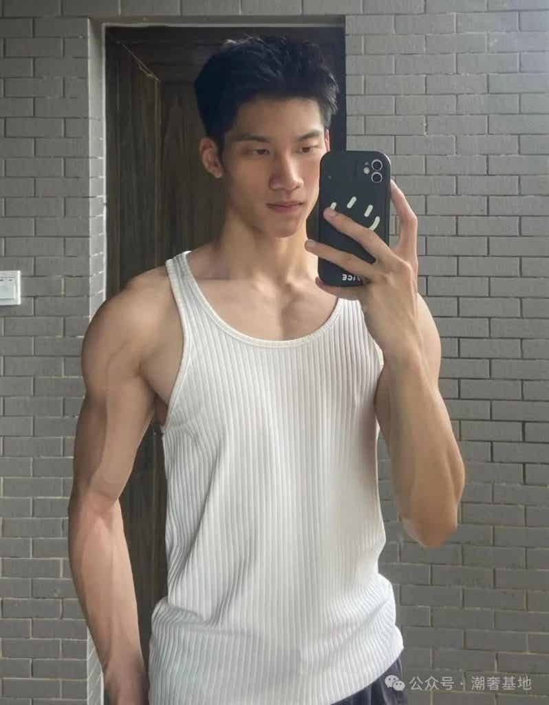 184CM 肌肉大直男，粗壮手臂 AI 都弄不了那么帅！
