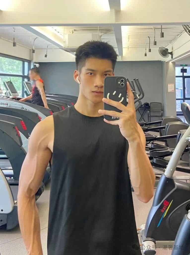 184CM 肌肉大直男，粗壮手臂 AI 都弄不了那么帅！