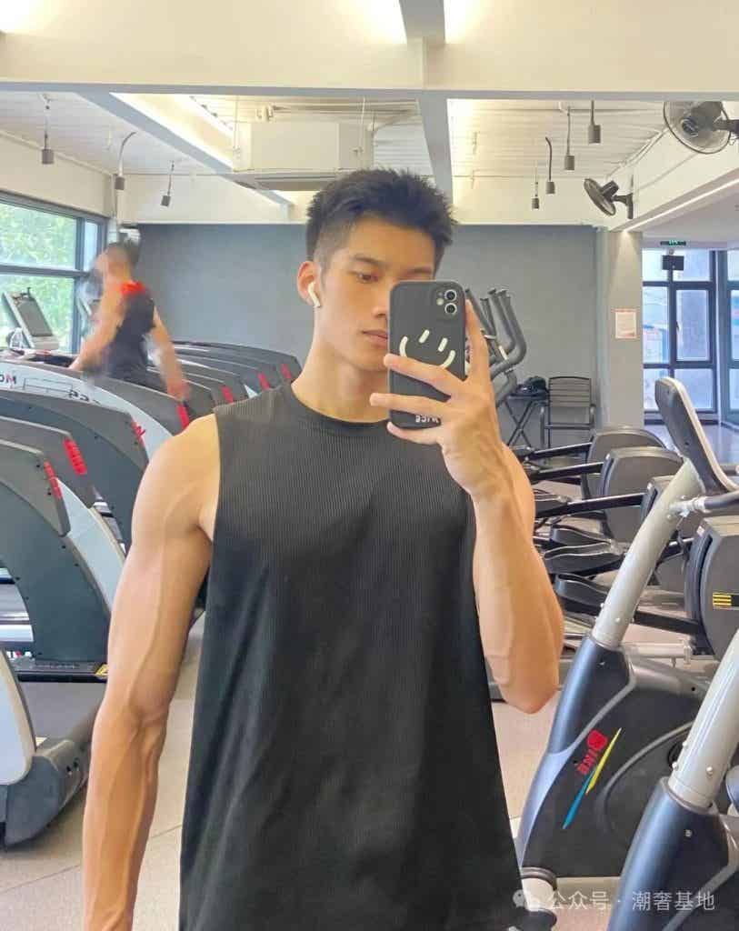 184CM 肌肉大直男，粗壮手臂 AI 都弄不了那么帅！