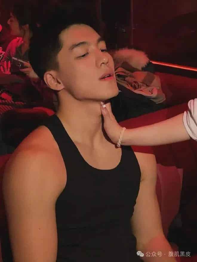 190cm 山东 20 体育生私生活曝光,太会玩了吧? 190cm 山东 20 体育生私生活曝光,太会玩了吧?