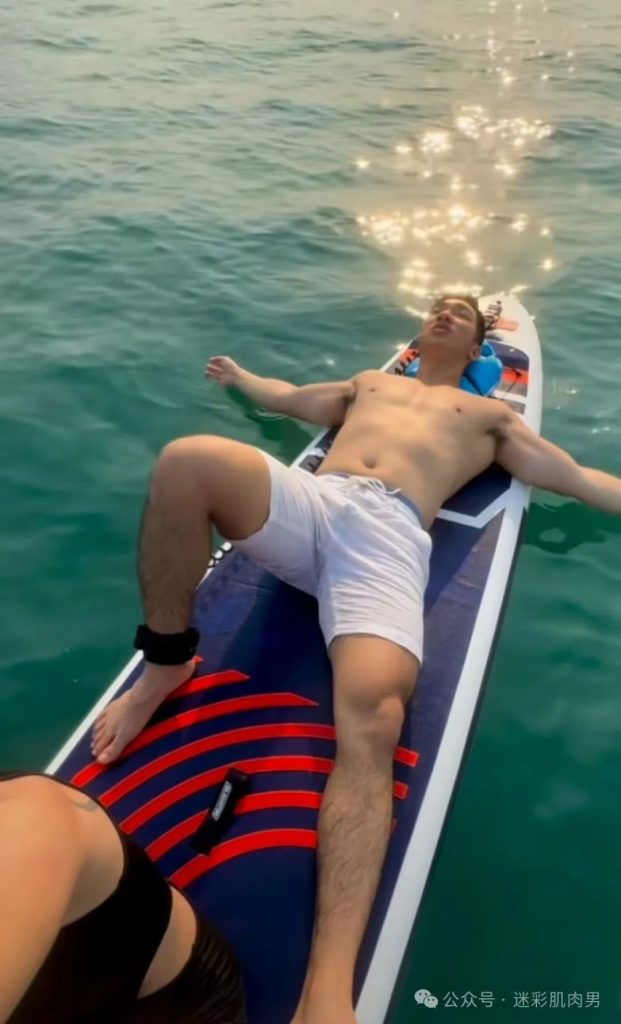 皮划艇不穿衣的运动男腿岔太开?湿透白裤子遮不住了! 皮划艇不穿衣的运动男腿岔太开?湿透白裤子遮不住了!