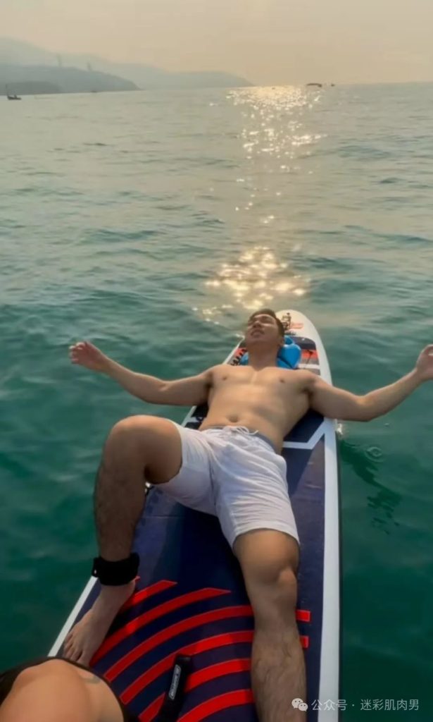 皮划艇不穿衣的运动男腿岔太开?湿透白裤子遮不住了! 皮划艇不穿衣的运动男腿岔太开?湿透白裤子遮不住了!