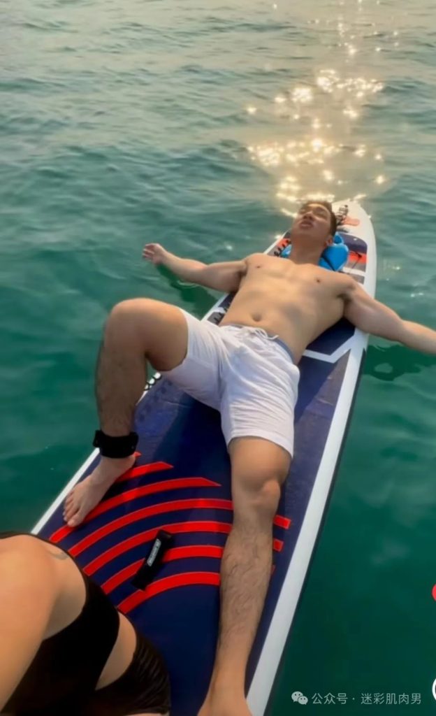 皮划艇不穿衣的运动男腿岔太开?湿透白裤子遮不住了! 皮划艇不穿衣的运动男腿岔太开?湿透白裤子遮不住了!