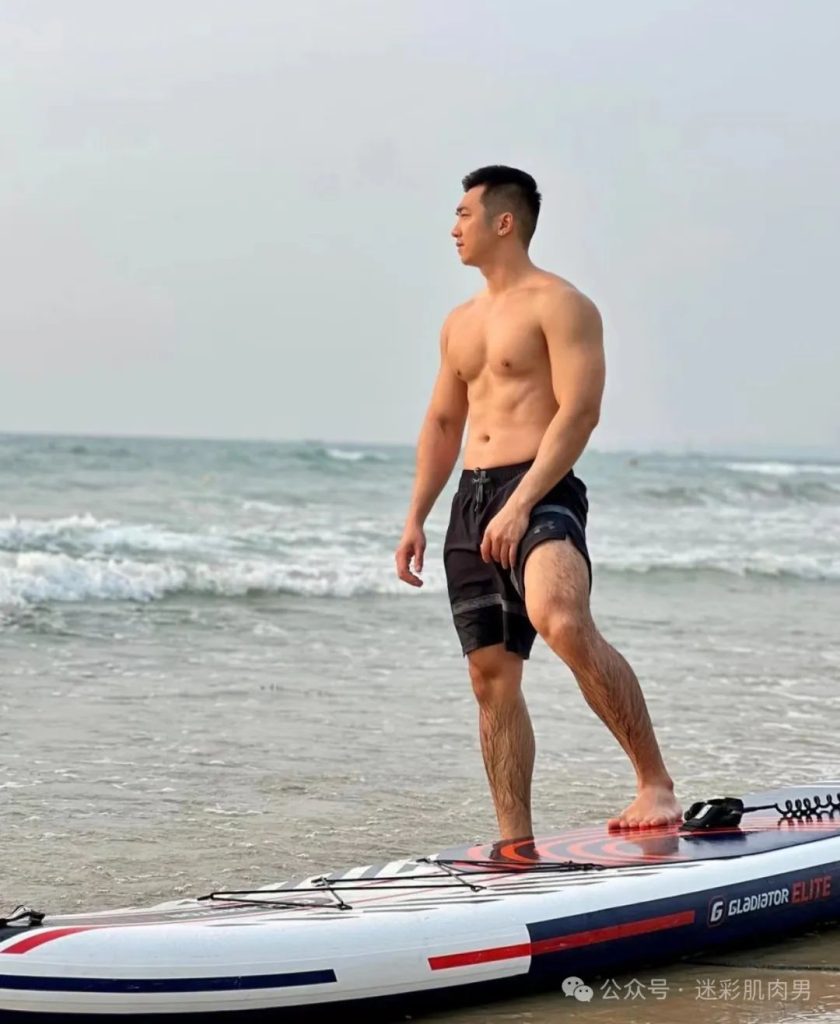 皮划艇不穿衣的运动男腿岔太开?湿透白裤子遮不住了! 皮划艇不穿衣的运动男腿岔太开?湿透白裤子遮不住了!