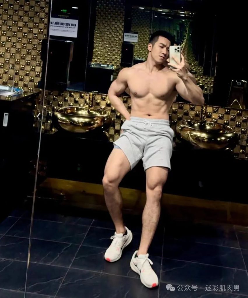 皮划艇不穿衣的运动男腿岔太开?湿透白裤子遮不住了! 皮划艇不穿衣的运动男腿岔太开?湿透白裤子遮不住了!