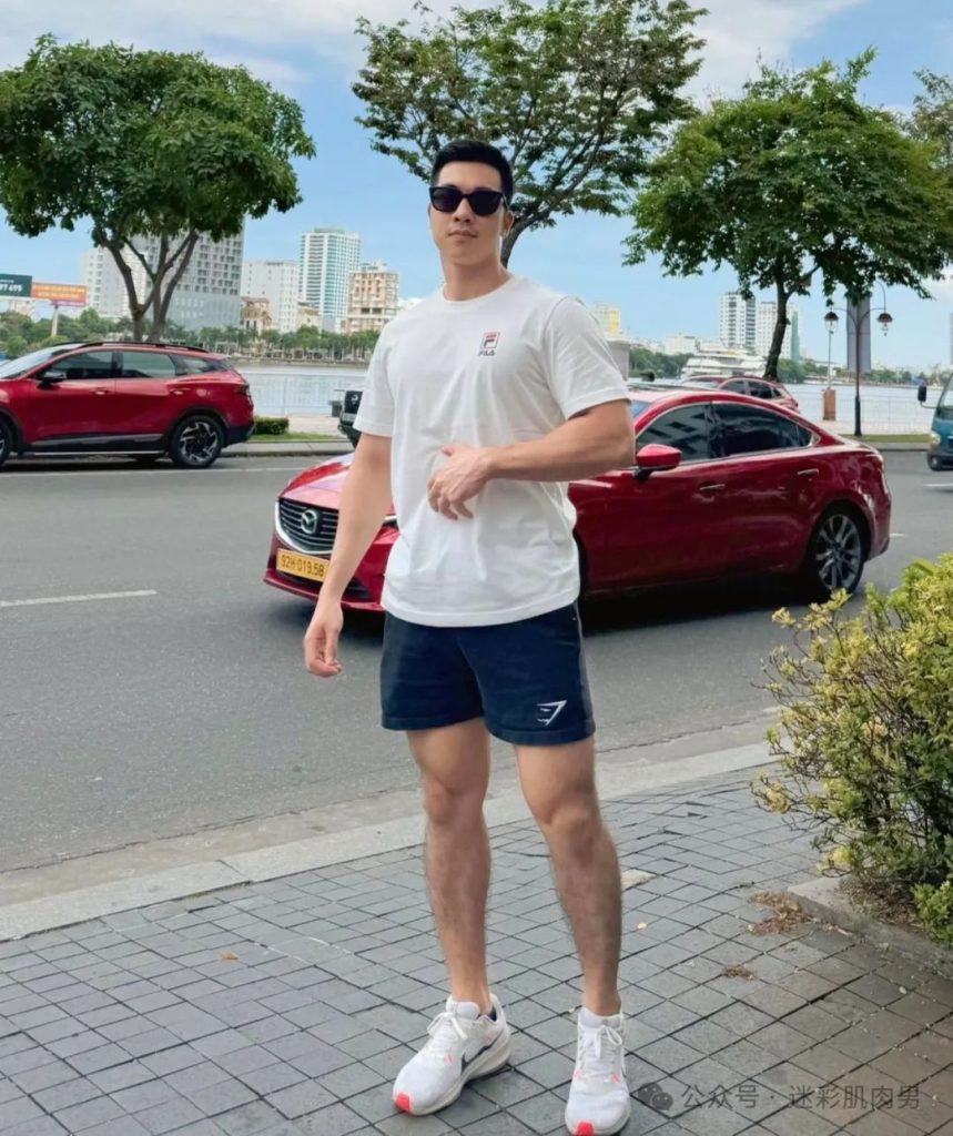 皮划艇不穿衣的运动男腿岔太开?湿透白裤子遮不住了! 皮划艇不穿衣的运动男腿岔太开?湿透白裤子遮不住了!